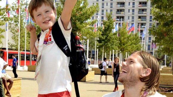 JO - Le prince Christian, 6 ans, fait son Usain Bolt devant Mikkel Hansen amusé