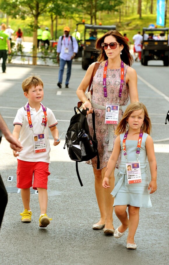 La princesse Mary de Danemark avec ses enfants le prince Christian et la princesse Isabella, le 9 août 2012 au village olympique des JO de Londres, à Stratford.