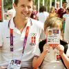 Le prince Frederik et son fils le prince Christian de Danemark, le 9 août 2012 au village olympique des JO de Londres, à Stratford.