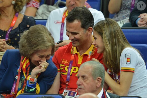 Très complices, Letizia et Felipe d'Espagne, avec la reine Sofia, ont été des supporters passionnés pour la Roja lors de sa demi-finale face à la Russie, vendredi 10 août 2012, lors des JO de Londres. Après la rencontre, les royaux sont allés embrasser les frères Pau et Marc Gasol, héros de l'Espagne.