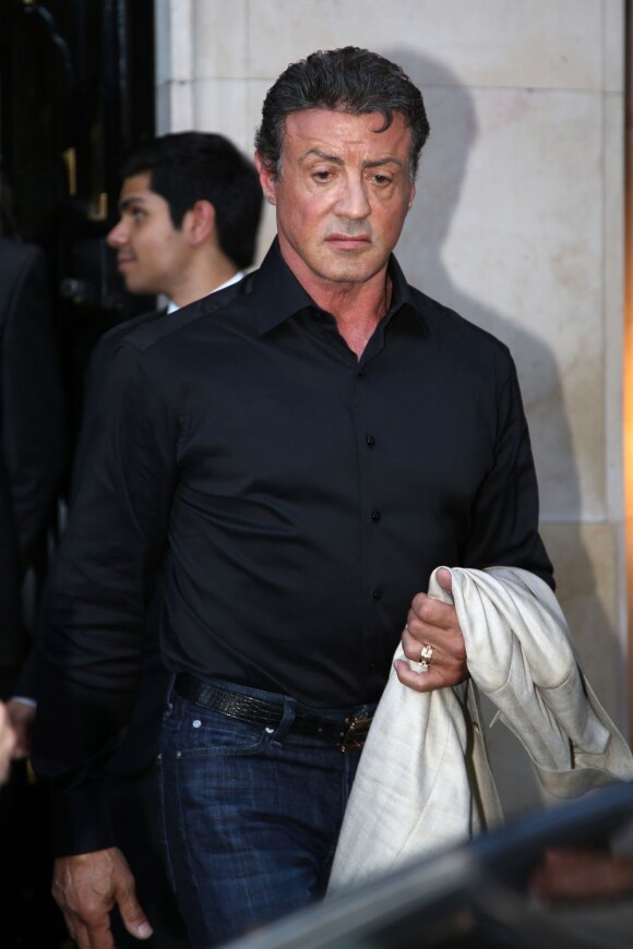 Sylvester Stallone va au restaurant avec sa femme et ses filles à Paris le 10 août 2012
