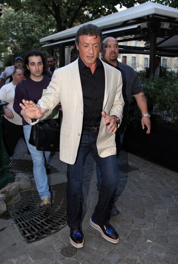 Elégant, Sylvester Stallone va au restaurant avec sa femme et ses filles à Paris le 10 août 2012