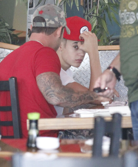 Justin Bieber mange dans un restaurant japonais en famille, le samedi 11 août 2012, à Studio City.