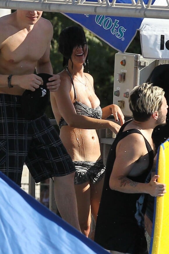 Katy Perry, cheveux sur le visage, échappe de peu à la catastrophe avec son haut de bikini lors de son après-midi au parc aquatique Raging Waters. San Dimas, le 12 août 2012.