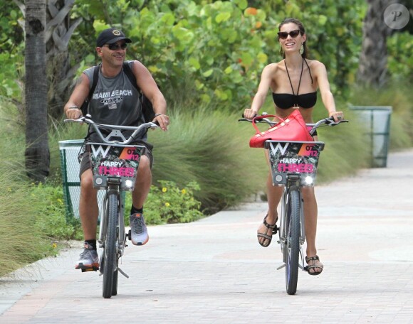 Eros Ramazzotti et sa compagne Marica en vacances à Miami le 12 août 2012