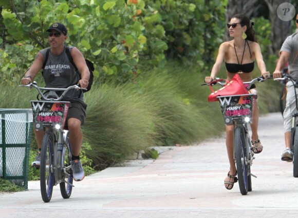 Eros Ramazzotti et sa compagne Marica en vacances à Miami le 12 août 2012