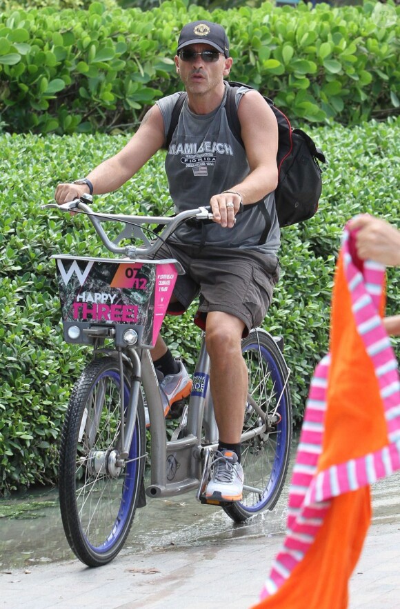 Paisible, Eros Ramazzotti et sa compagne Marica en vacances à Miami le 12 août 2012