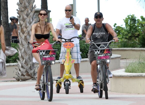 En vélo, Eros Ramazzotti et sa compagne Marica en vacances à Miami le 12 août 2012