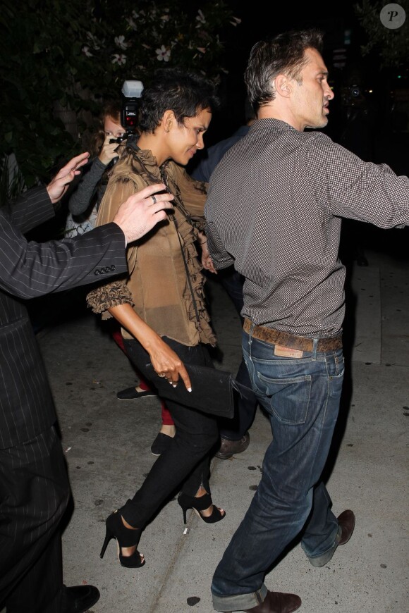 Halle Berry fête son anniversaire en compagnie de son fiancé Olivier Martinez à Los Angeles le 14 août 2012