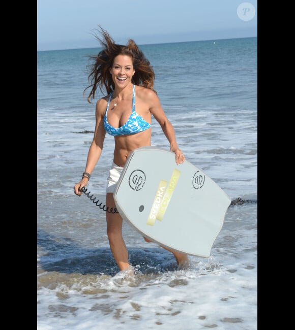 Brooke Burke : La superbe brune passe la journée à la SVEDKA Colada beach house à Malibu avec quelques amis le 14 août 2012