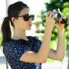 Emmy Rossum joue les photographes devant les paparazzi dans un parc de Los Angeles. Le 15 août 2012