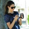Emmy Rossum a une nouvelle passion : jouer la photographe devant les paparazzi. Le 15 août 2012