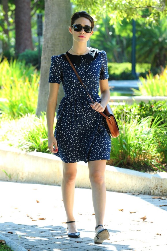 Emmy Rossum, charmante dans une tenue estivale, se promène dans un parc de Los Angeles. Le 15 août 2012
