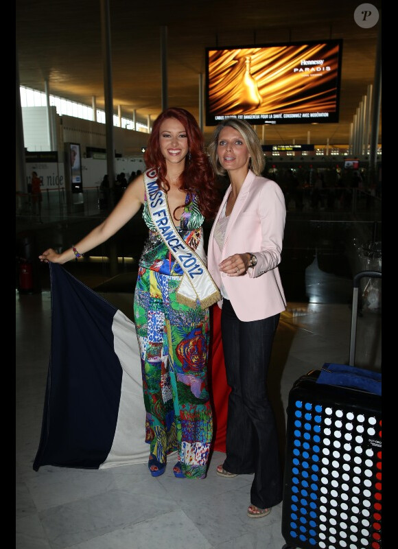 Delphine Wespiser, Miss France 2012, se rendant en Chine avec Sylvie Tellier pour le concours de Miss Monde, le 19 juillet 2012