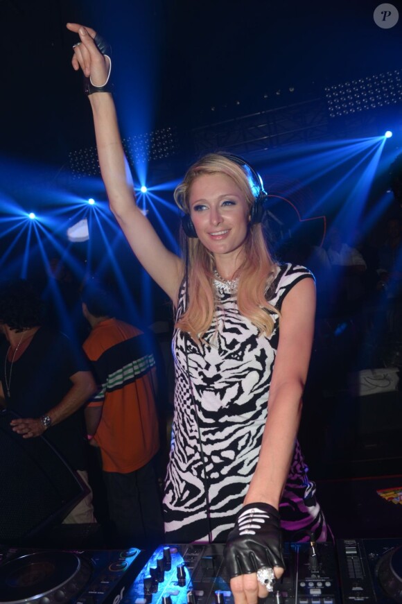 Paris Hilton mixe au Gotha Club, le jeudi 16 août 2012, à Cannes