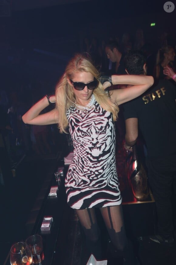 Paris Hilton danse sur la scène du Gotha Club, le jeudi 16 août 2012, à Cannes