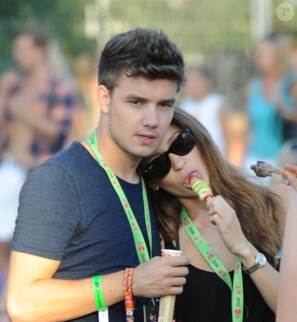 Le chanteur Liam du groupe One Direction avec sa petite amie Danielle assistent au V Festival, le samedi 18 août 2012.