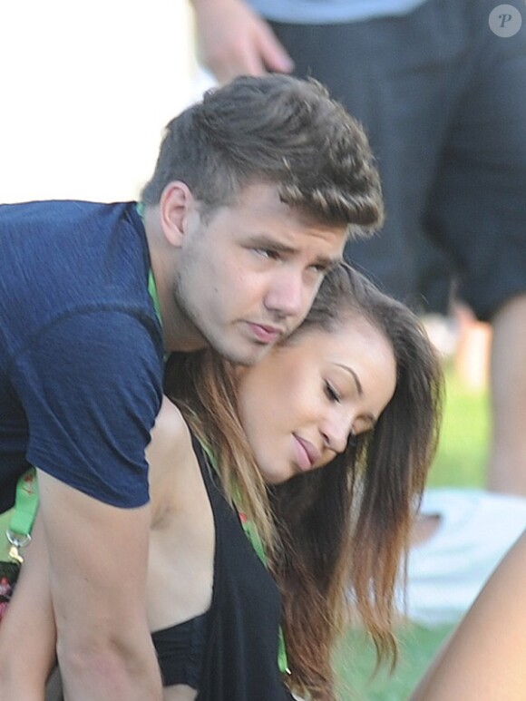 Pause câline pour Liam du groupe One Direction et sa petite amie Danielle assistent au V Festival, le samedi 18 août 2012.