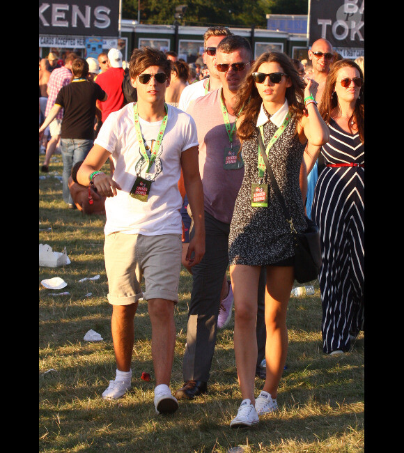 Le chanteur Louis du groupe One Direction avec sa petite amie Eleanor assistent au V Festival, le samedi 18 août 2012.