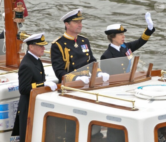 La princesse Anne et son mari Timothy Laurence lors de la parade fluviale du jubilé de diamant sur la Tamise le 3 juin 2012