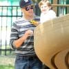 Tom Brady s'amuse dans un parc de Boston le 1er juin 2012 avec son fils Benjamin