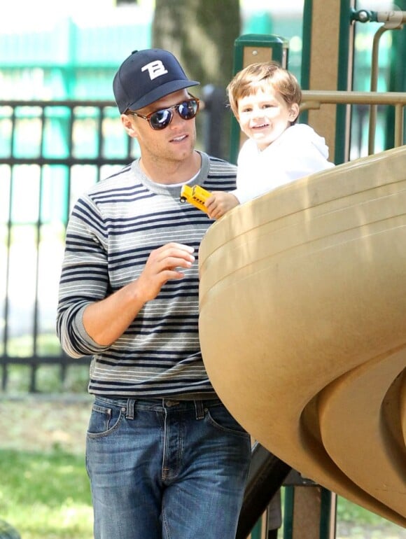 Tom Brady s'amuse dans un parc de Boston le 1er juin 2012 avec son fils Benjamin