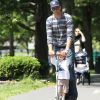 Le petit Benjamin fait la joie de ses parents ! Ici, Tom Brady s'amuse dans un parc de Boston le 1er juin 2012 avec son fils