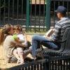 Gisele Bündchen et Tom Brady dans un parc de Boston le 1er juin 2012 avec leur fils Benjamin