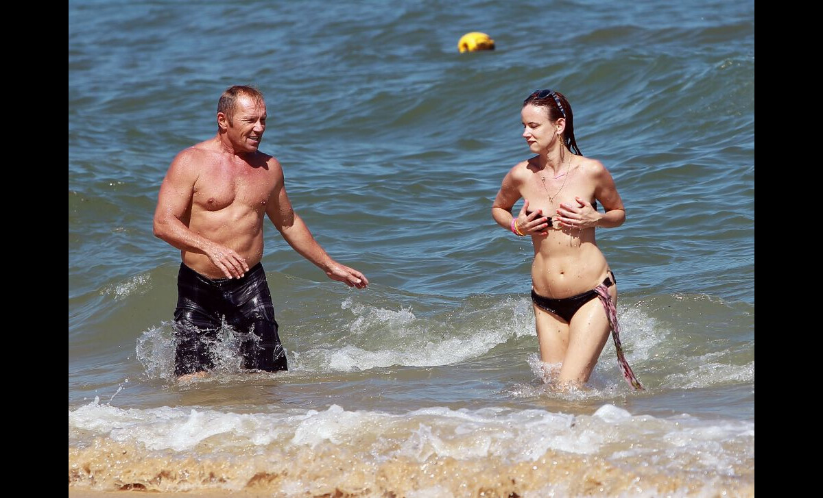 Photo : Juliette Lewis et un inconnu en vacances au Mexique, le 17 août  2012. - Purepeople