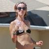 Juliette Lewis n'oublie de s'hydrater en vacances au Mexique, le 17 août 2012.