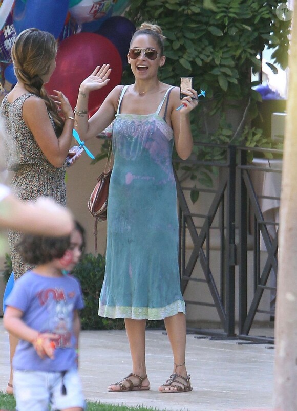 Dialogue de mères : Nicole Richie discute avec Jennifer Meyer lors d'une fête d'anniversaire à Beverly Hills. Le 19 août 2012.