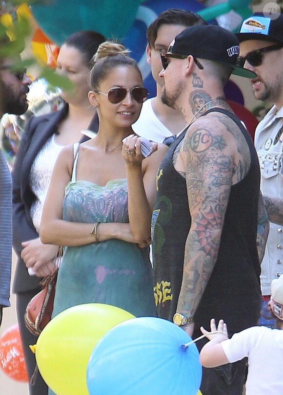 Nicole Richie en pleine discussion avec son beau-frère Benji Madden lors d'une fête d'anniversaire à Beverly Hills. Le 19 août 2012.