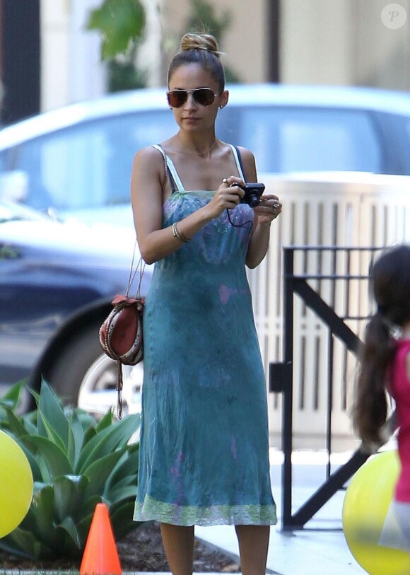 Nicole Richie, détendue lors d'une fête d'anniversaire à Beverly Hills, se charge d'immortaliser le moment. Le 19 août 2012.