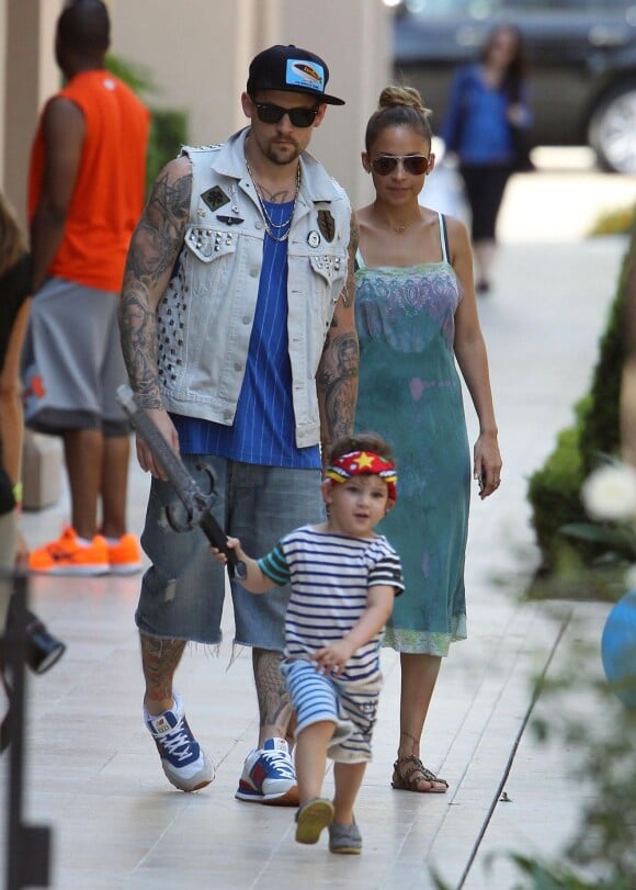 Joel Madden, Nicole Richie et leur fils Sparrow déguisé en pirate lors d'une fête d'anniversaire. Beverly Hills, le 19 août 2012.