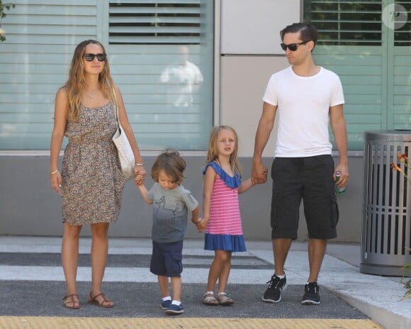 Tobey Maguire, sa femme Jennifer Meyer et leurs deux enfants Otis et Ruby se rendent à une fête d'anniversaire à Beverly Hills. Le 19 août 2012.