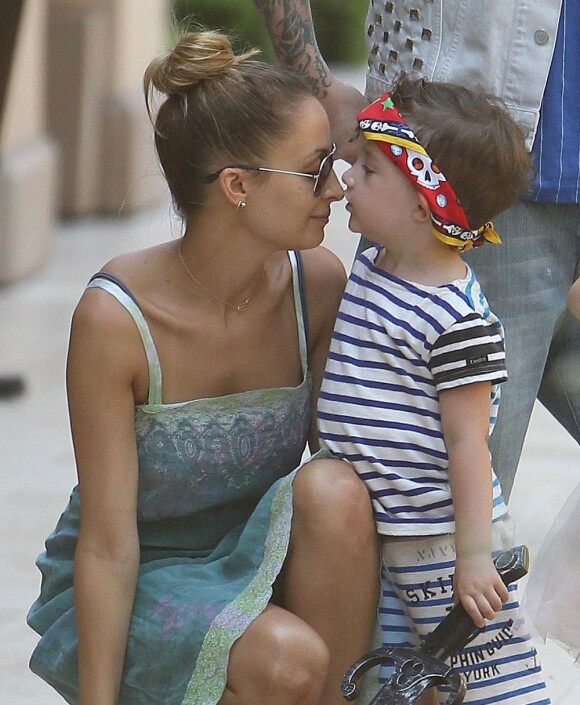 Nicole Richie et son fils Sparrow lors d'une fête d'anniversaire à Beverly Hills. Le 19 août 2012.