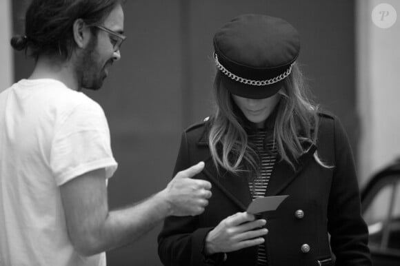 Elisa Sednaoui en plein travail dans les coulisses du shooting de campagne Gerard Darel.