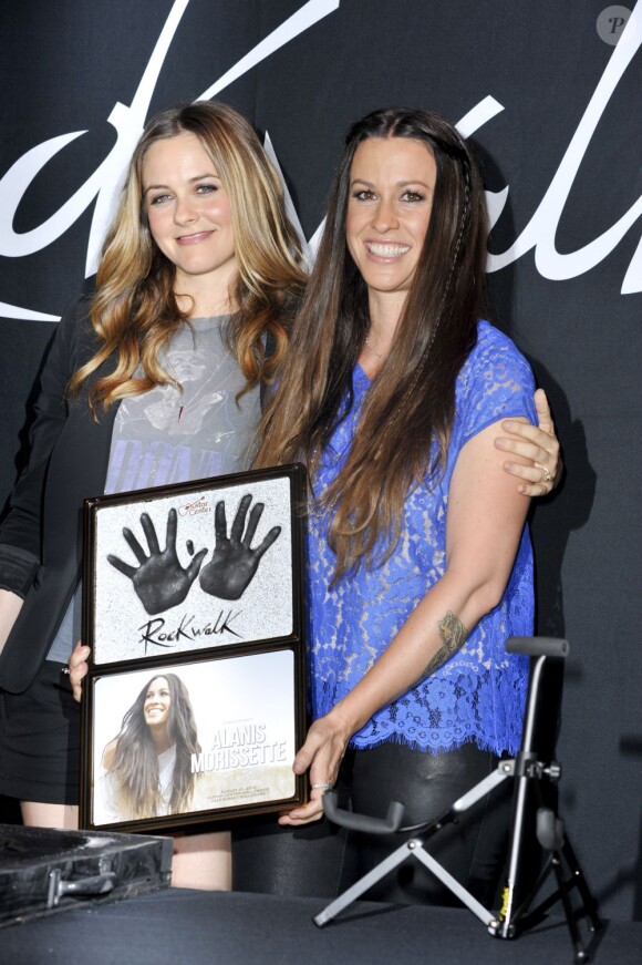 Alicia Silverstone auprès de son amie Alanis Morissette intronisée au Guitar Center's RockWall de Los Angeles, le 21 août 2012.