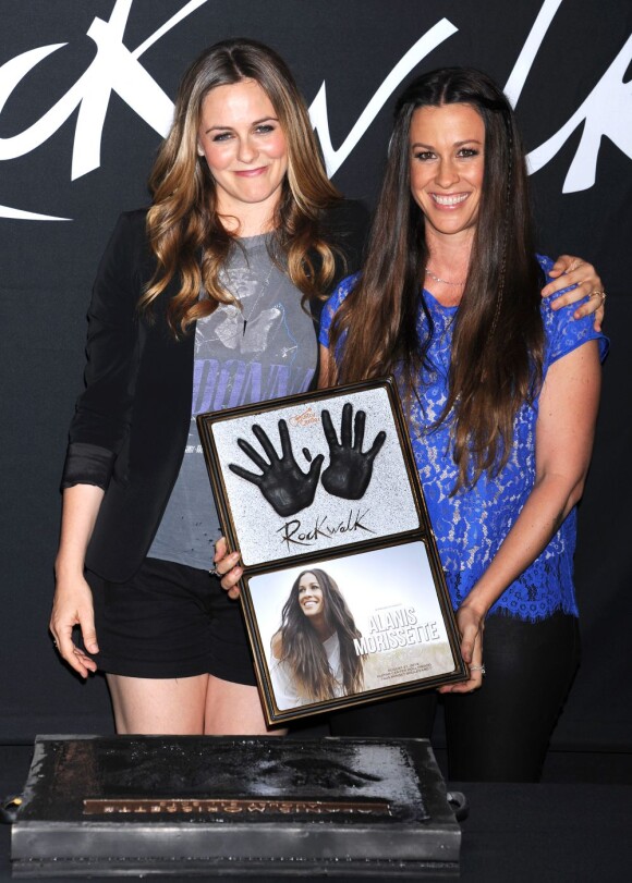 Alicia Silverstone auprès de son amie Alanis Morissette intronisée au Guitar Center's RockWall de Los Angeles, le 21 août 2012.