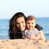 Adeline Blondieau à la plage avec l'adorable Wilona, née en août 2011.