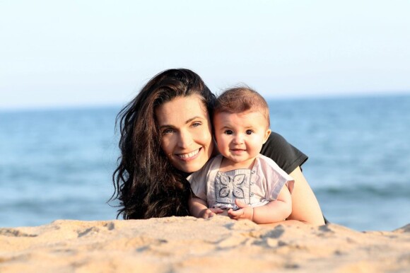 Adeline Blondieau à la plage avec l'adorable Wilona, née en août 2011.