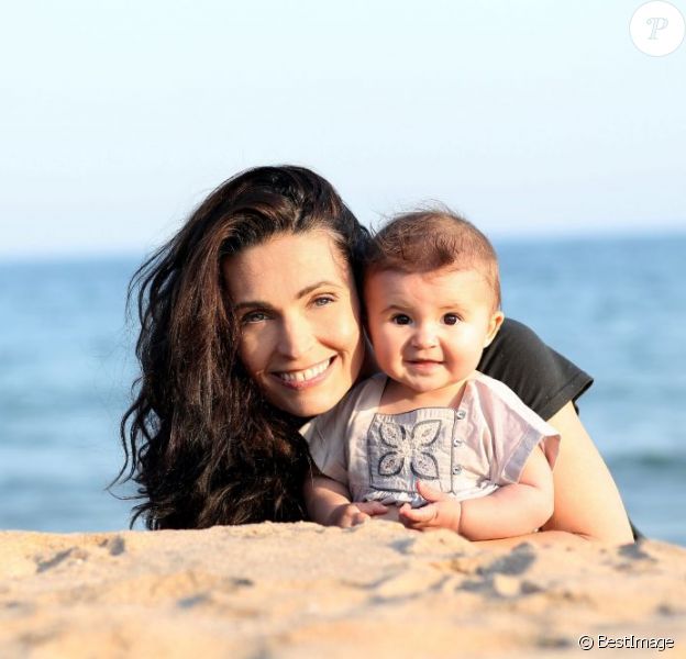 Adeline Blondieau à la plage avec l'adorable Wilona, née en août 2011.
