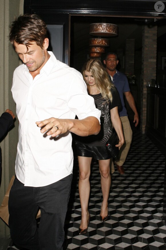Fergie et Josh Duhamel à la sortie du restaurant Craig après une petite soirée en amoureux à Los Angeles le 21 août 2012