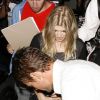 Fergie et Josh Duhamel tentent de rejoindre leur voiture à la sortie du restaurant Craig à Los Angeles le 21 août 2012