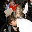 Fergie et Josh Duhamel tentent de rejoindre leur voiture à la sortie du restaurant Craig à Los Angeles le 21 août 2012