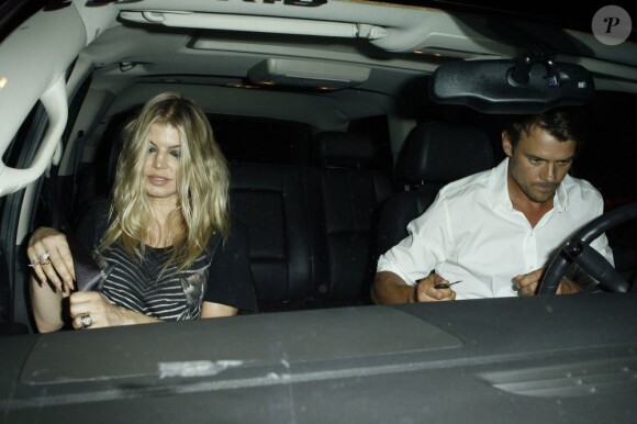 Fergie et Josh Duhamel ont du fendre une foule compacte de photographes à la sortie du restaurant Craig à Los Angeles le 21 août 2012