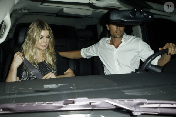 Fergie et Josh Duhamel ont bataillé pour rejoindre leur voiture à la sortie du restaurant Craig à Los Angeles le 21 août 2012