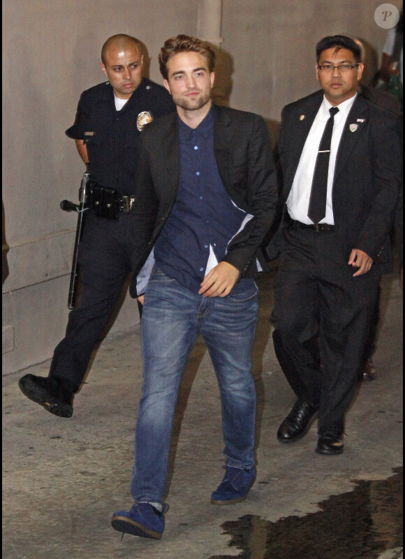 Robert Pattinson quitte les studios de la chaîne ABC où se tournait le Jimmy Kimmel Live, le mercredi 22 août 2012 à New York.