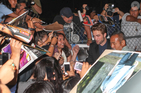 Robert Pattinson, encerclé par ses fans, quitte les studios de la chaîne ABC où se tournait le Jimmy Kimmel Live, le mercredi 22 août 2012 à New York.