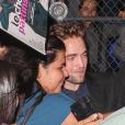 Robert Pattinson rencontre ses fans devant les studios de la chaîne ABC où se tournait le Jimmy Kimmel Live, le mercredi 22 août 2012 à New York.